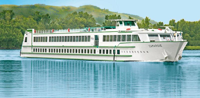 El MS Camargue, uno de los buques de 2 puentes de Panavisión, posicionado en el Ródano (Francia) CRUCEROS FLUVIALES CROISIEUROPE OFERTAS BARCOS DE 2 PUENTES